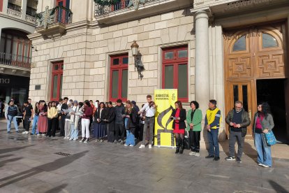 L’alumnat de l’Institut Josep Tapiró, el violinista Danylo Vasylchenko, les autoritats polítiques i el representant d’Amnistia Internacional