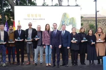 Tots els guardonats i les autoritats polítiques del Consell de Mallorca, amb Òscar Palazón (tercer per l'esquerra).