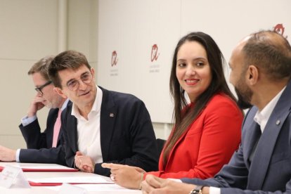 Un moment de la firma per a la creació de la Càtedra d’Estudis sobre el Marroc, amb els responsables de les institucions impulsores i que hi donen suport.