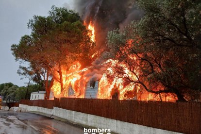 Incendi en un càmping del municipi de Vandellòs i l'Hospitalet de l'Infant on han cremat vuit bungalous