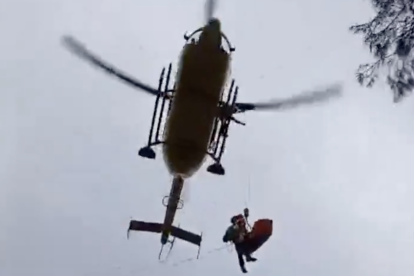 Imatge del rescat aeri del motorista accidentat a Sant Jaume dels Domenys