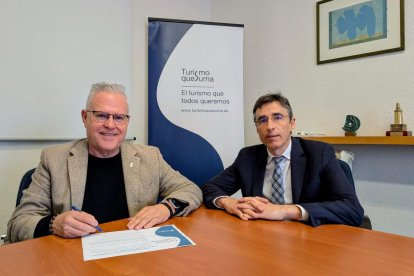 L'alcalde de Salou i Carlos Romero han signat el document