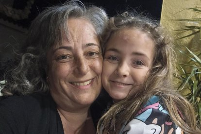 La petita Elsa, al costat de la seva mare Roser Caro.
