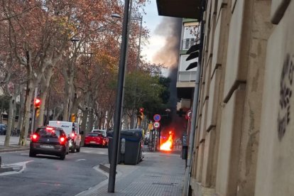 Imatge de l'incendi de contenidor al passeig de Sunyer de Reus.