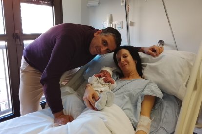 Marcos Galindo, primer bebé del Camp de Tarragona, con sus padres.