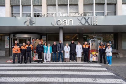 Representants de l’Ajuntament de la Pobla i de Dow davant l'Hospital Joan XXIII de Tarragona