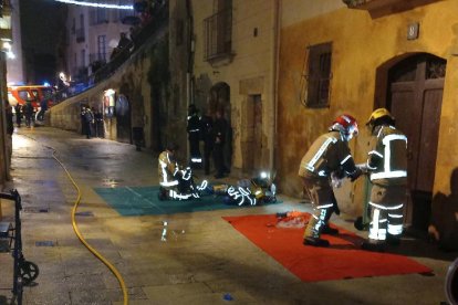 Imatge dels Bombers treballant en l'extinció de l'incendi a Tarragona