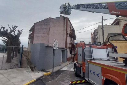 Imatge dels Bombers treballant en l'extinció de l'incendi a Xerta