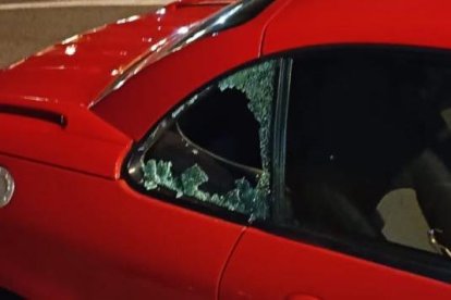 Imatge del vehicle amb la finestra trencada per l'autor del robatori.