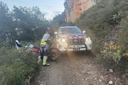 Los Mossos ayudaron a un motorista accidentado en una pista forestal de Fontcaldetes.
