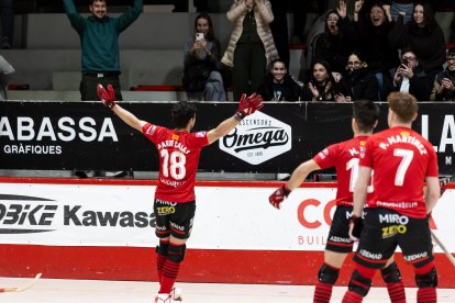 Martí Casas celebrant amb l’afició el 4-2.