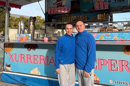 Cristina i Gerard davant de la seva xurreria a la Canonja.