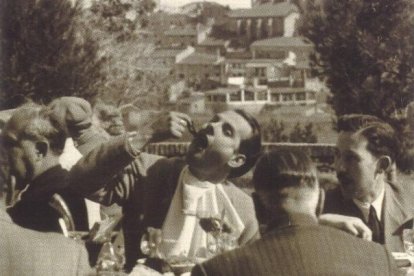 Calçotada de la Penya de l’Olla, l’any 1954, a la masia del pintor Josep M. Tost, documentada a la pàgina 159 del llibre.