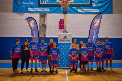 Imatge del planter d'Originals CBT durant l'acord amb Caixabank.