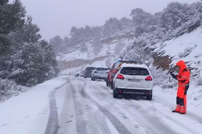 Els Bombers han ajudat diferents vehicles que s'havien quedat encallats per la neu