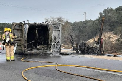 Imatge de la furgoneta cremada completament.