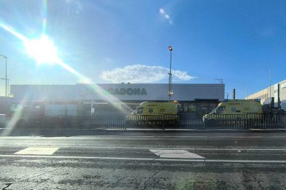 Imatge de les ambulàncies i els bombers al supermercat de Campclar.