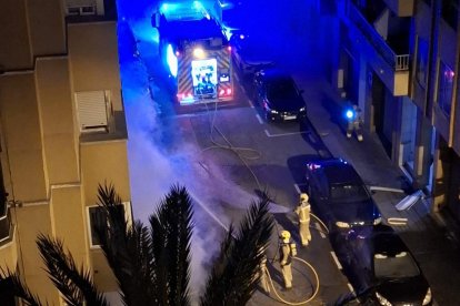 Els Bombers treballen en l'incendi del carrer Lepant