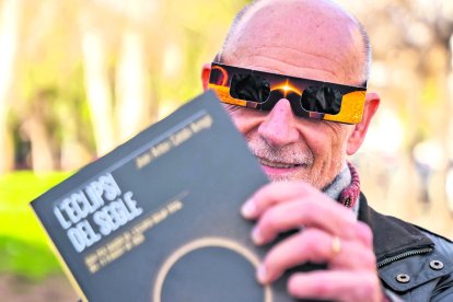 Joan Anton Català Amigó amb les ulleres homologades per a l’eclipsi.