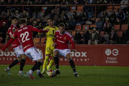 El defensor del Nàstic Pedro Alcalá durant el duel contra el Villarreal B del darrer diumenge.