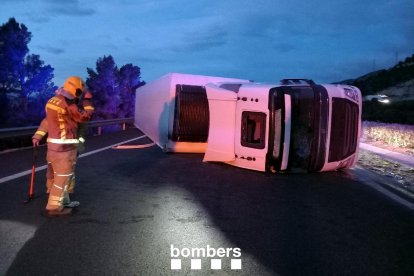 El camió tràiler bolcat pel vendaval a l'AP-7 a Vandellòs i l'Hospitalet de l'Infant