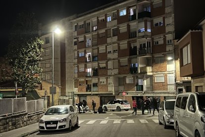 Vista d'un edifici al carrer Montseny de Manlleu després d'un incendi mortal amb cinc víctimes en un traster habilitat com a habitatge al terrat