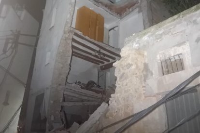 Casa que s'ha ensorrat a Flix durant la matinada al carrer Castell.