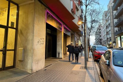 Els veïns denuncien sorolls i concentracions de persones a l'exterior del local.