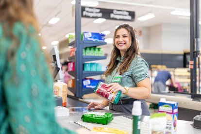 Imatge d'una treballadora en una botiga de Mercadona.