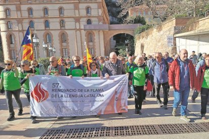 Els membres de la Secció Excursionista amb la Flama, a Montserrat.  L’actuació de l’Escola de Dansa del Centre de Lectura.