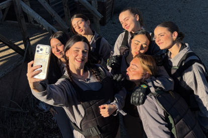 Imagen de las influencers grabando contenido durante el paintball en Prades Aventura.