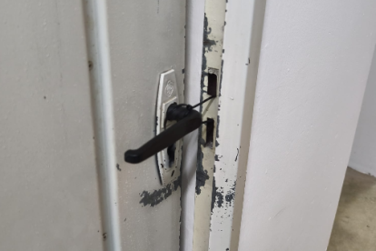 Imatge d'una de les portes dels trasters