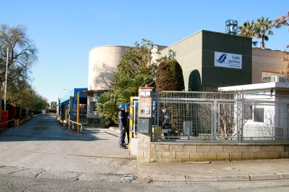 Empleats a la porta de l'empresa Valls Química, situada al polígon de Valls, l'endemà de l'incendi.