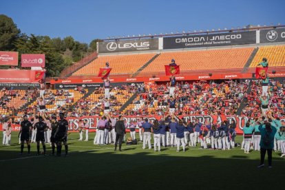 A dalt, les quatre colles castelleres de Tarragona fent un pilar en l'entrada dels jugadors al camp i, a sota, les diferents activitats a les instal·lacions del Nou Estadi.