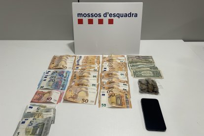 Foto dels diners i objectes recuperats.