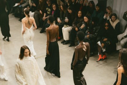 Las joyas de ANH Studio dejaron de ser simples complementos y pasaron a integrarse estructuralmente en los vestidos.