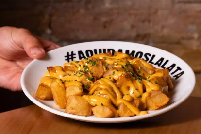 Imagen de las patatas bravas que ofrecen en el restaurante 4 Latas de Reus.