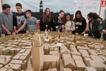 Els alumnes de 3r d'ESO de l'Escola Arce de Reus han fet una maqueta de la vila a finals del segle XVI, quan la vila tenia recinte emmurallat i les obres del campanar i la Prioral estaven acabades. Emmarcada en l'assignatura de tecnologia i treballada amb matemàtiques i plàstica, ha requerit 120 hores de feina i ha estat possible gràcies al treball cooperatiu i col·laboratiu de l'alumnat.