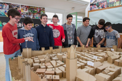 Els alumnes de 3r d'ESO de l'Escola Arce de Reus han fet una maqueta de la vila a finals del segle XVI, quan la vila tenia recinte emmurallat i les obres del campanar i la Prioral estaven acabades. Emmarcada en l'assignatura de tecnologia i treballada amb matemàtiques i plàstica, ha requerit 120 hores de feina i ha estat possible gràcies al treball cooperatiu i col·laboratiu de l'alumnat.