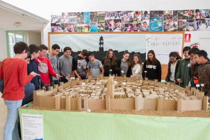 Els alumnes de 3r d'ESO de l'Escola Arce de Reus han fet una maqueta de la vila a finals del segle XVI, quan la vila tenia recinte emmurallat i les obres del campanar i la Prioral estaven acabades. Emmarcada en l'assignatura de tecnologia i treballada amb matemàtiques i plàstica, ha requerit 120 hores de feina i ha estat possible gràcies al treball cooperatiu i col·laboratiu de l'alumnat.