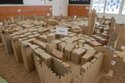 Els alumnes de 3r d'ESO de l'Escola Arce de Reus han fet una maqueta de la vila a finals del segle XVI, quan la vila tenia recinte emmurallat i les obres del campanar i la Prioral estaven acabades. Emmarcada en l'assignatura de tecnologia i treballada amb matemàtiques i plàstica, ha requerit 120 hores de feina i ha estat possible gràcies al treball cooperatiu i col·laboratiu de l'alumnat.