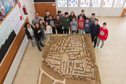 Els alumnes de 3r d'ESO de l'Escola Arce de Reus han fet una maqueta de la vila a finals del segle XVI, quan la vila tenia recinte emmurallat i les obres del campanar i la Prioral estaven acabades. Emmarcada en l'assignatura de tecnologia i treballada amb matemàtiques i plàstica, ha requerit 120 hores de feina i ha estat possible gràcies al treball cooperatiu i col·laboratiu de l'alumnat.