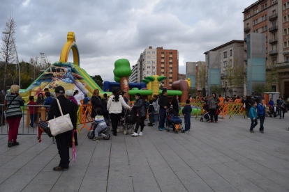 La plaça de la Llibertat de Reus ha estat l'escenari de la inauguració de la 34a edició de l'Olimpíada Escolar. Els nens i nenes han pogut gaudir d'activitats d'esport i lleure al llarg de la tarda.