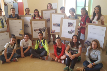 El passat dimarts dia 31 de maig es va celebrar a Torredembarra la Trobada d'Escoles Verdes de Tarragona, que va comptar amb la participació de 24 centres de primària de les comarques del Tarragonès i  Alt Camp.
En total més de 90 persones, entre professors i alumnes es van reunir per tal de compartir experiències, propostes i idees relacionades per  millorar l'educació per a la sostenibilitat a les escoles verdes, i per extensió, al seu entorn més proper.