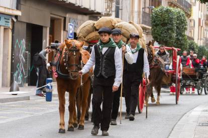 Cavalls, ponis, burros, carruatges, genets, portants i, fins i tot, oques, es van donar cita ahir a Reus en la celebració dels tradicionals Tres Tombs. La capital del Baix Camp va celebrar els 30 anys des que els Amics del Cavall de les Comarques de Tarragona van recuperar aquesta tradició, que se celebra a nombrosos indrets de Catalunya amb motiu de la festivitat de Sant Antoni Abat, patró dels animals.