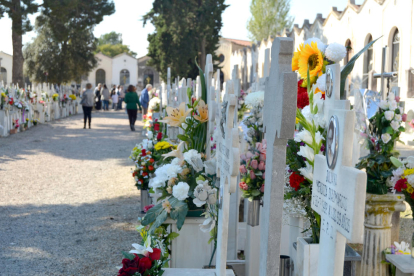 Imatges de la festivitat de Tots Sants al cementiri de Reus