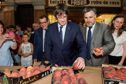 El President de la Generalitat, Carles Puigdemont ha inaugurat, aquest dimarts, la 62a edició de la Firagost amb més de 350 expositors –entre els quals destaquen una trentena de cooperatives- repartits en 1,5 quilòmetres i 40.000 metres quadrats al centre de la capital de l'Alt Camp.