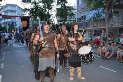 Unes 300 persones han participat en la recreació de la sortida del Rei Jaume I del port de Salou cap a la conquesta de Mallorca.