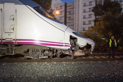 Un tren Euromed amb 270 viatgers a bord ha descarrilat aquesta tarda a la sortida de l'estació de Mont-roig del Camp, en xocar contra una pedra de grans dimensions. L'accident ha tingut lloc a les 17:38 hores, i no hi ha hagut ferits.