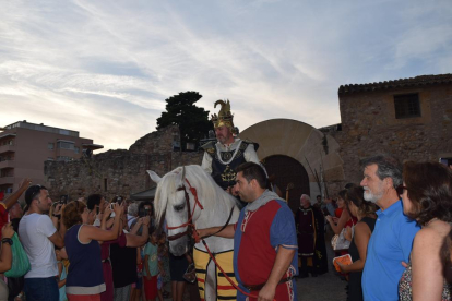 Unes 300 persones han participat en la recreació de la sortida del Rei Jaume I del port de Salou cap a la conquesta de Mallorca.